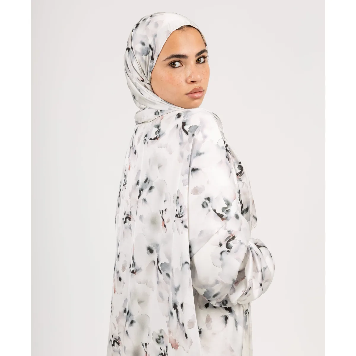 Le Voile Pale Hues Satin Isdal