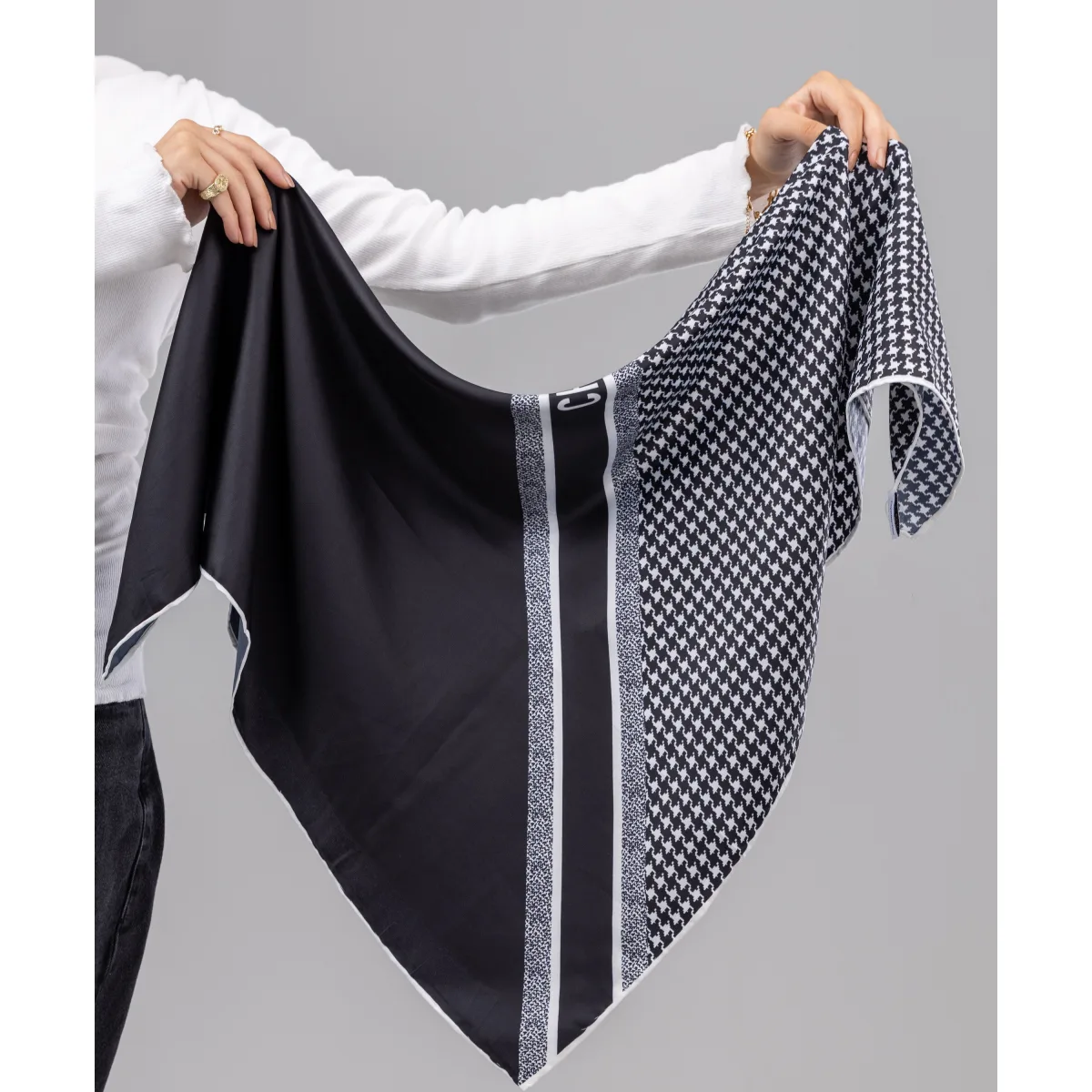 إيشارب مربع سيلك Classic من لو فوال