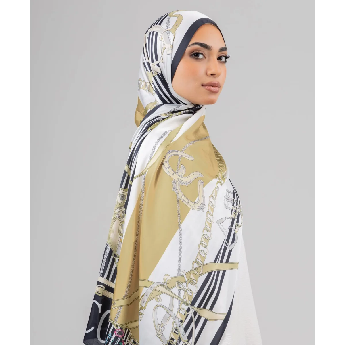 طرحة سيلك مقلم Golden من لو فوال