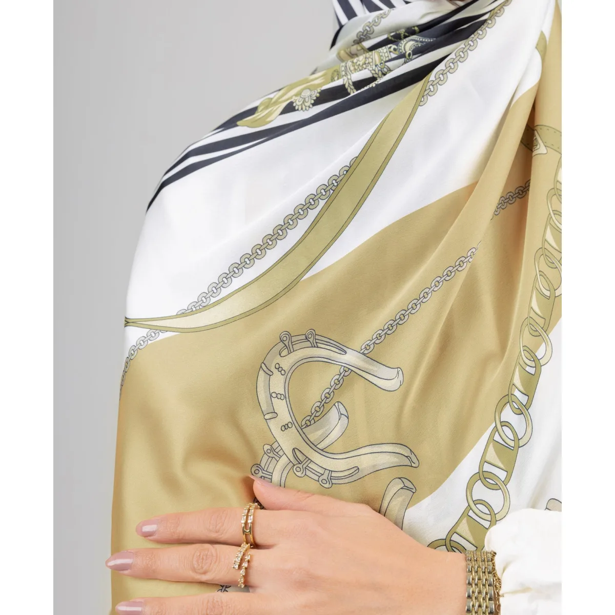 طرحة سيلك مقلم Golden من لو فوال